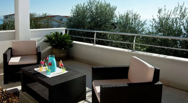 Коттедж Holiday Home in Okrug Gornji Near the Sea