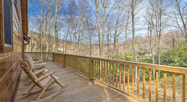 Family Cabin w/ Hot Tub: 12 Mi to Beech Mountain!, Забронировать Дом для отпуска Севен-Девилс Северная Каролина