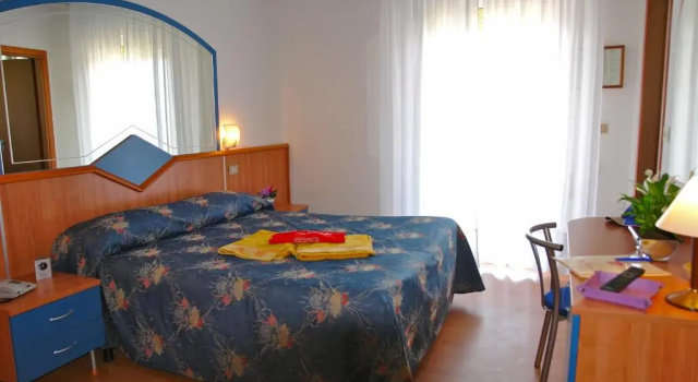 Четырёхместный номер Standard с балконом Hotel Toledo