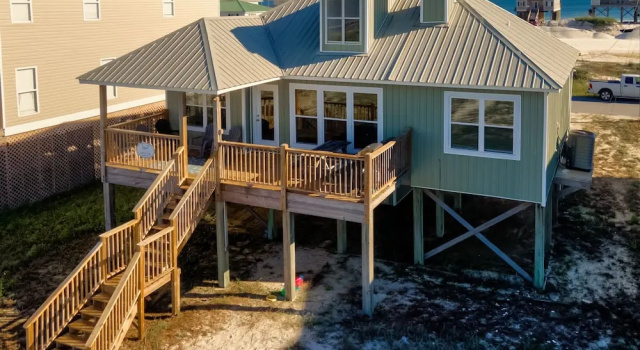 Коттедж Tropical Paradise - North Side Beach Beauty! Pet Friendly - Swimming, Kayaking, Boating Or Fishing Are Just Steps Away! 4 Bedroom Home by RedAwning