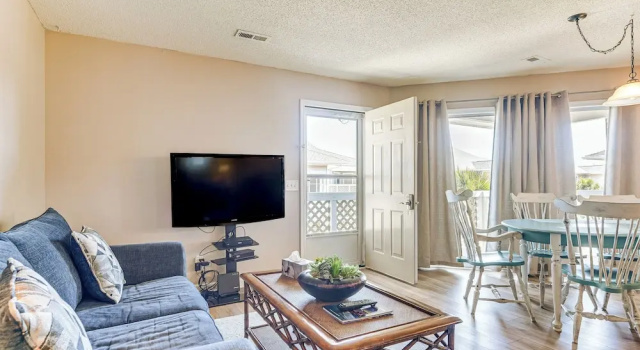 Walk to Beach: North Myrtle Condo!, Забронировать Апартаменты/квартира Отели Миртл-Бич с парковкой, Парковка