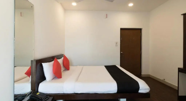 Capital O 70516 Hotel Scarlet, Забронировать Отель Отели Бангалора с парковкой, рядом с Технопарк «Престиж», Парковка