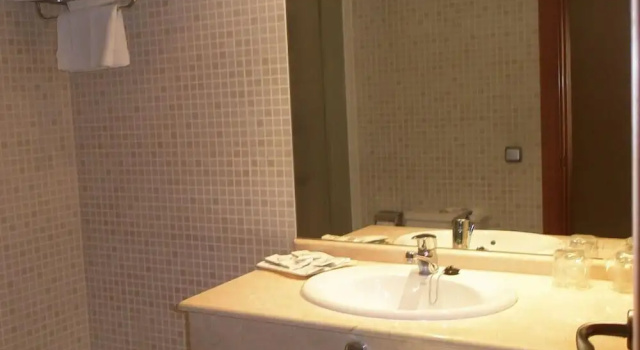 Четырёхместный номер Standard Hotel Torre Monreal