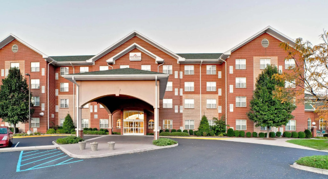 Кровать в общем номере Hawthorn Suites by Wyndham Louisville East