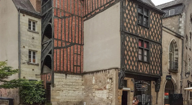 Grand T2 Vieux Tours Immeuble historique, Забронировать Отель Тур Эндр и Луара, рядом с Станция Сен-Пьер-Дез-Корп