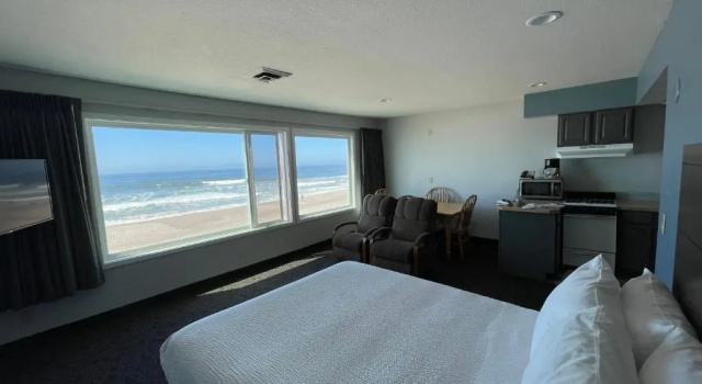 Четырёхместный номер Standard The Sandcastle Beachfront Hotel