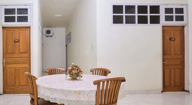 Rizki Dhira Guest House by OYO Rooms, Забронировать Гостевой дом Гостевые дома Слеман, Гостевой дом