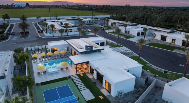 Sleeps 34 2 Villas Pool Pickleball Bocce Polo Villas Elara by AvantStay, Забронировать Дом для отпуска Отели Ла-Кинта с парковкой, Парковка