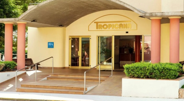 Tropicana Hotel, Забронировать Отель Отели Кала-Миллор с парковкой, Парковка