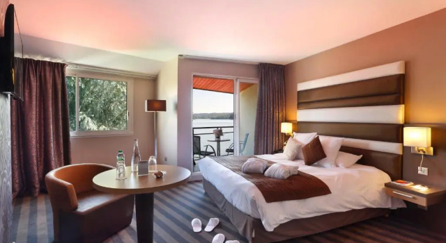 Двухместный номер Standard с видом на озеро Hôtel du Golf de l'Ailette, The Originals Relais