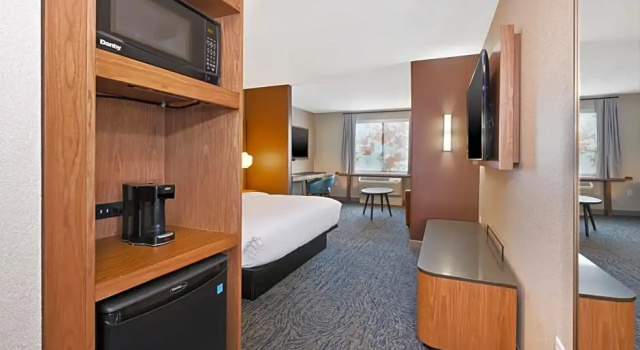 Четырёхместный люкс Fairfield Inn & Suites by Marriott Kalamazoo