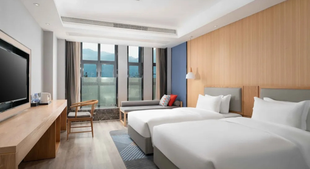 Двухместный номер Standard с видом на горы Holiday Inn Express Huangshi Cihu Lake by IHG