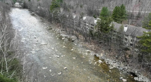Riverfront Retreat w/ Deck: 1 Mi to Loon Mtn!, Забронировать Апартаменты/квартира Линкольн Waterville Valley Resort