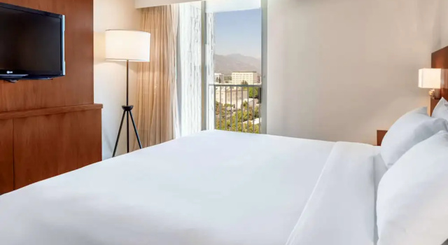 Двухместный номер Deluxe с балконом и с видом на горы Hilton Pasadena