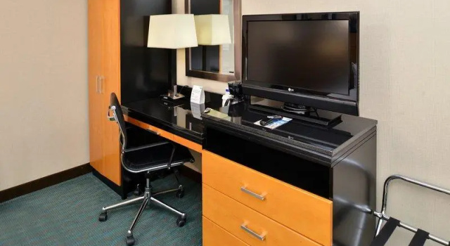 Кровать в общем номере Holiday Inn Express Kennedy Airport