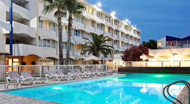 Кровать в общем номере Novotel Montpellier