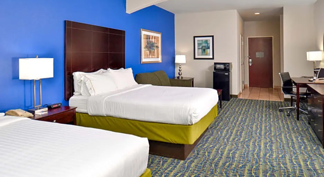 Четырёхместный люкс c 1 комнатой Holiday Inn Express Hotel & Suites San Antonio by IHG