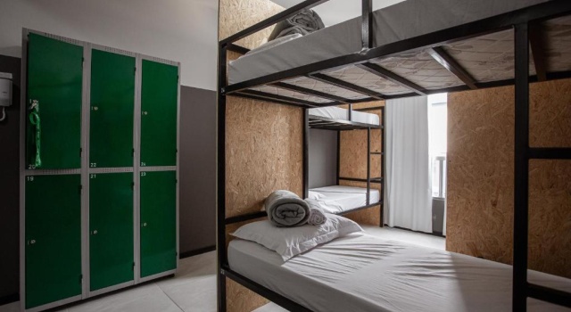 Кровать в общем номере Graffi City House