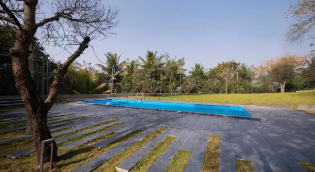 Earth Song by StayVista - Boasting an Open theatre, Games, Spacious lawn, Swimming pool & Conference room, Buchen Sie Hotel Wagholi 