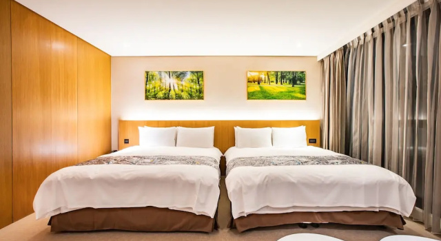 Четырёхместный номер Standard с балконом Mega Hotel