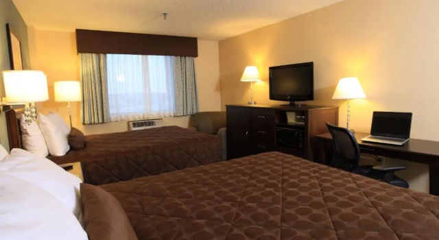 Четырёхместный номер Standard Ramada by Wyndham Saskatoon