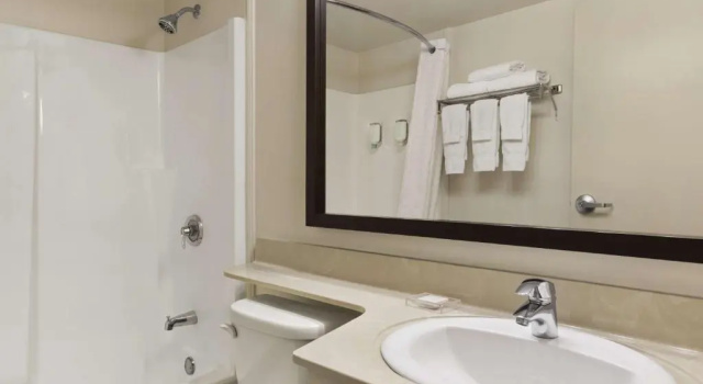 Четырёхместный люкс Travelodge Suites by Wyndham Moncton