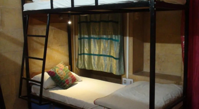 Кровать в общем номере Hotel Oasis Haveli Jaisalmer