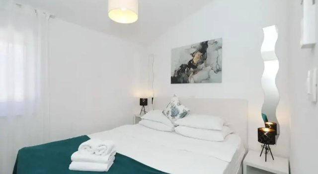 Apartment on Ugljan Island by Sandy Beach, Забронировать Апартаменты/квартира Отели Задарской жупания с бассейном, рядом с Пляж Преко, Бассейн