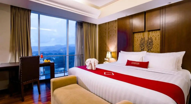 Полулюкс Emersia Hotel and Resort
