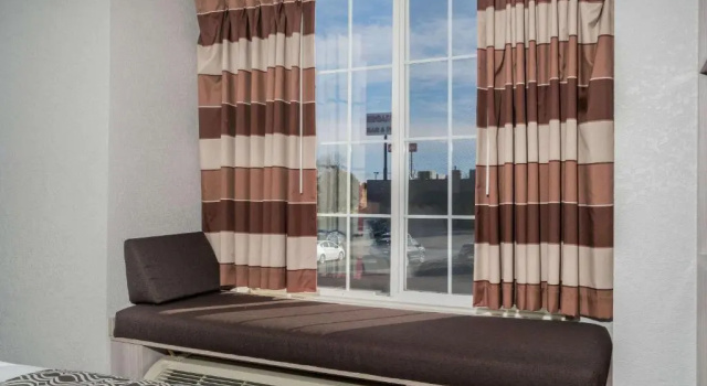 Двухместный люкс Microtel Inn & Suites by Wyndham Rochester North Mayo Clinic