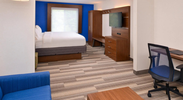 Двухместный люкс Holiday Inn Express Hotel & Suites Urbana-Champaign-U of I Area by IHG