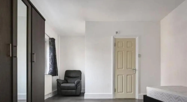 Room in Guest Room - Limehouse Townhomes Modern Spacious Serviced En-suite Room With a Garden View, Забронировать Гостевой дом Отели Лондона с парковкой, Парковка