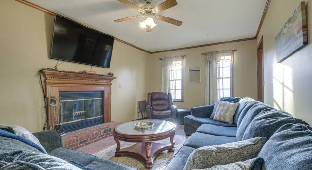 Lovely Fayetteville Home: Deck & Fireplace!, Забронировать Дом для отпуска Фаеттевилле Северная Каролина