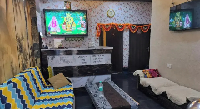 Hotel Shri Mohini Kunj Vindavan By HRG, Забронировать Отель Отели штата Уттар-Прадеша с парковкой, Парковка