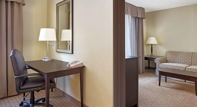 Номер Deluxe Holiday Inn Express Hotel & Suites Madison-Verona by IHG