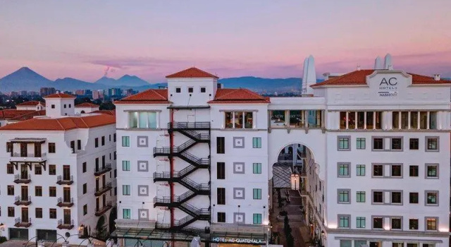 Четырёхместный номер Deluxe с балконом AC Hotel by Marriott Guatemala City