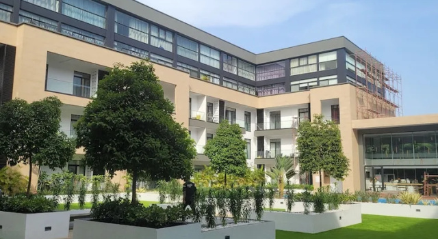 SRD properties at Embassy Gardens, Забронировать Апартаменты/квартира Отели Cantonments с парковкой, Парковка