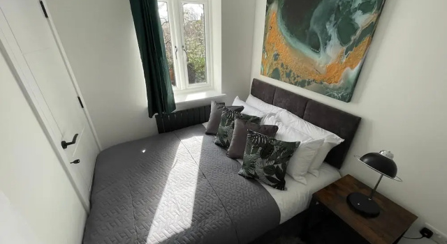 Brand New High Spec House with Parking & Wi-Fi By Home Away From Home - A, Забронировать Дом для отпуска Ньюкасл-андер-Лайм Стаффордшир