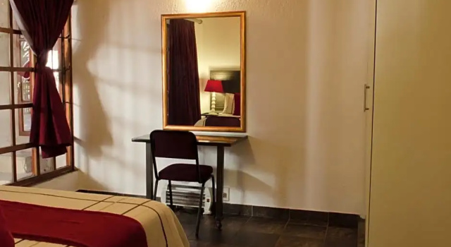 Pensão Guest Lodge, Забронировать Гостевой дом Отели Мбомбела с парковкой, рядом с Sonpark Shopping centre, Парковка