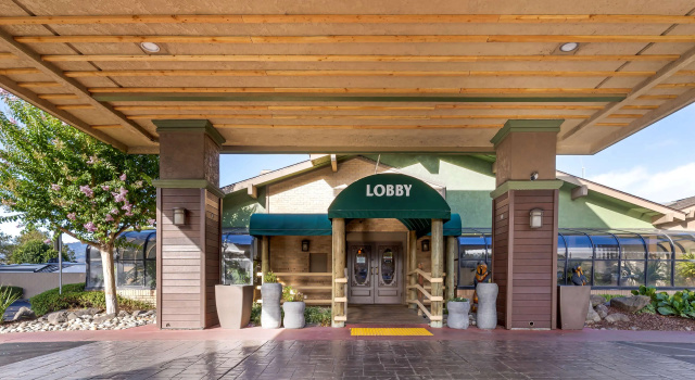 Best Western Plus Forest Park Inn