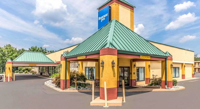 Кровать в общем номере Knights Inn Montgomeryville