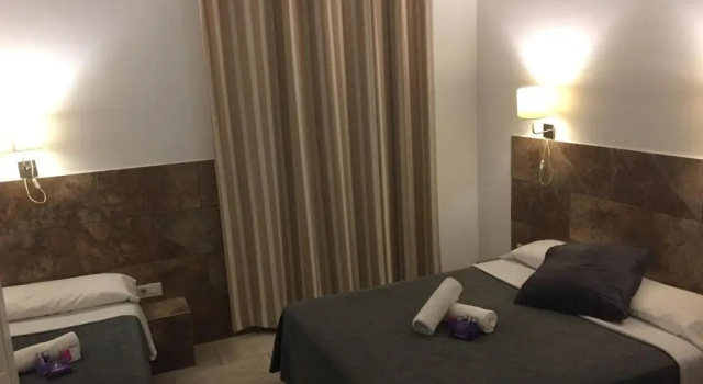 Трёхместный номер Standard с балконом Hostal Martinval
