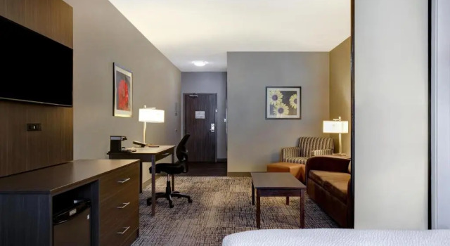 Полулюкс Days Inn & Suites by Wyndham Warman