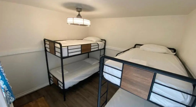 Кровать в общем номере Howzit Hostels