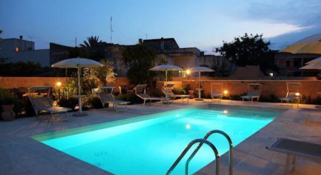 The Courtyard - Lilly, Rezervați Hotel Hoteluri în Spongano cu piscină, Piscină