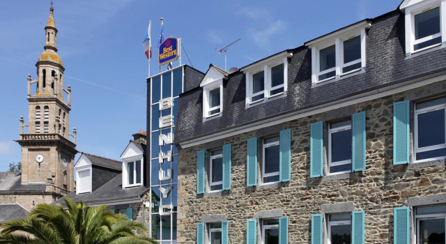 Кровать в общем номере Hôtel Le Benhuyc