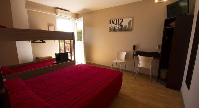 Четырёхместный семейный номер Standard Brit Hotel Essentiel Sète / Balaruc