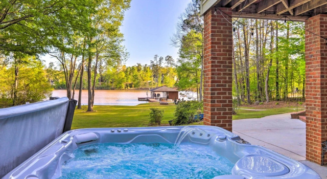 Коттедж Fire Pit & Dock: Waterfront Lake Sinclair Getaway!