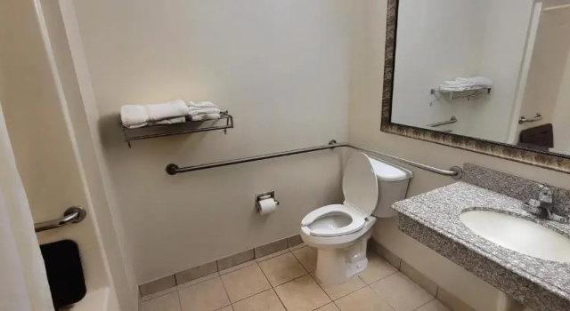Четырёхместный номер Standard Microtel Inn & Suites by Wyndham Tulsa - Catoosa Route 66