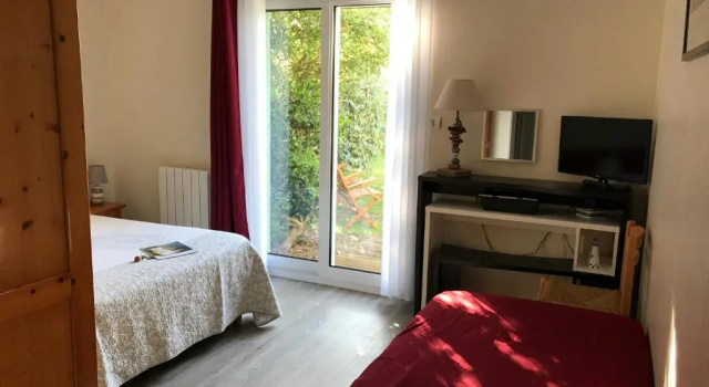 Трёхместный номер Standard с видом на сад Hotel Aux Tamaris
